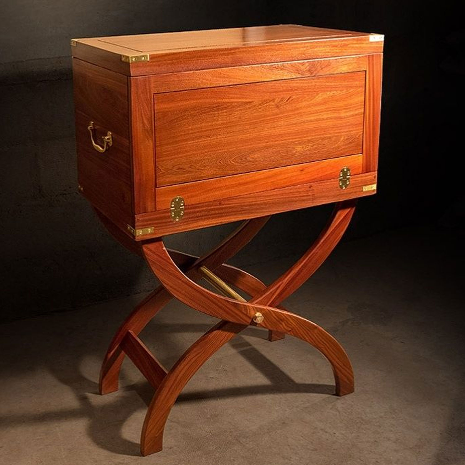 Mana Field Bar with Tray Table